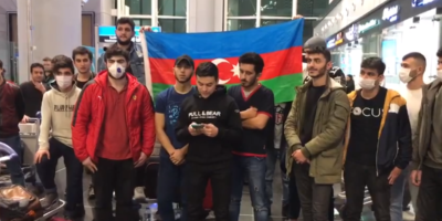 Ստամբուլի օդանավակայանում սպասող ադրբեջանցի ուսանողներ